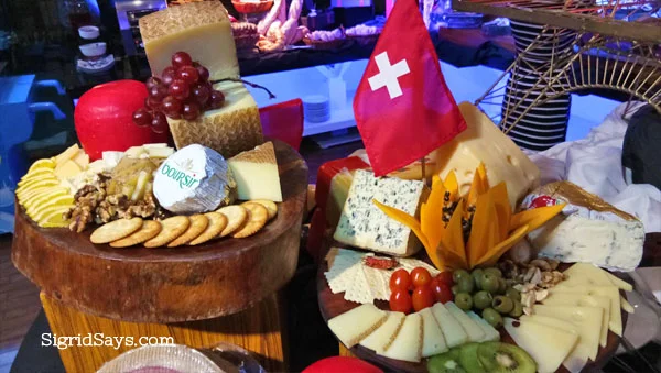 Cheeses and crackers