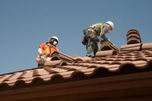 benefits of commercial roofers - workers - home improvement - DIY- roofing