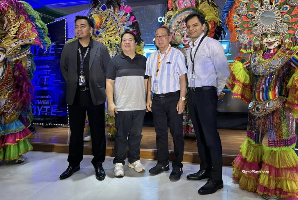 L-R; Bacolod site director Rob Planta, Vice Mayor Kalaw Puentevella, AIU Building owner Johnny Uy, and Concentrix Philippines EVP/ Chief Business Officer Amit Jagga.