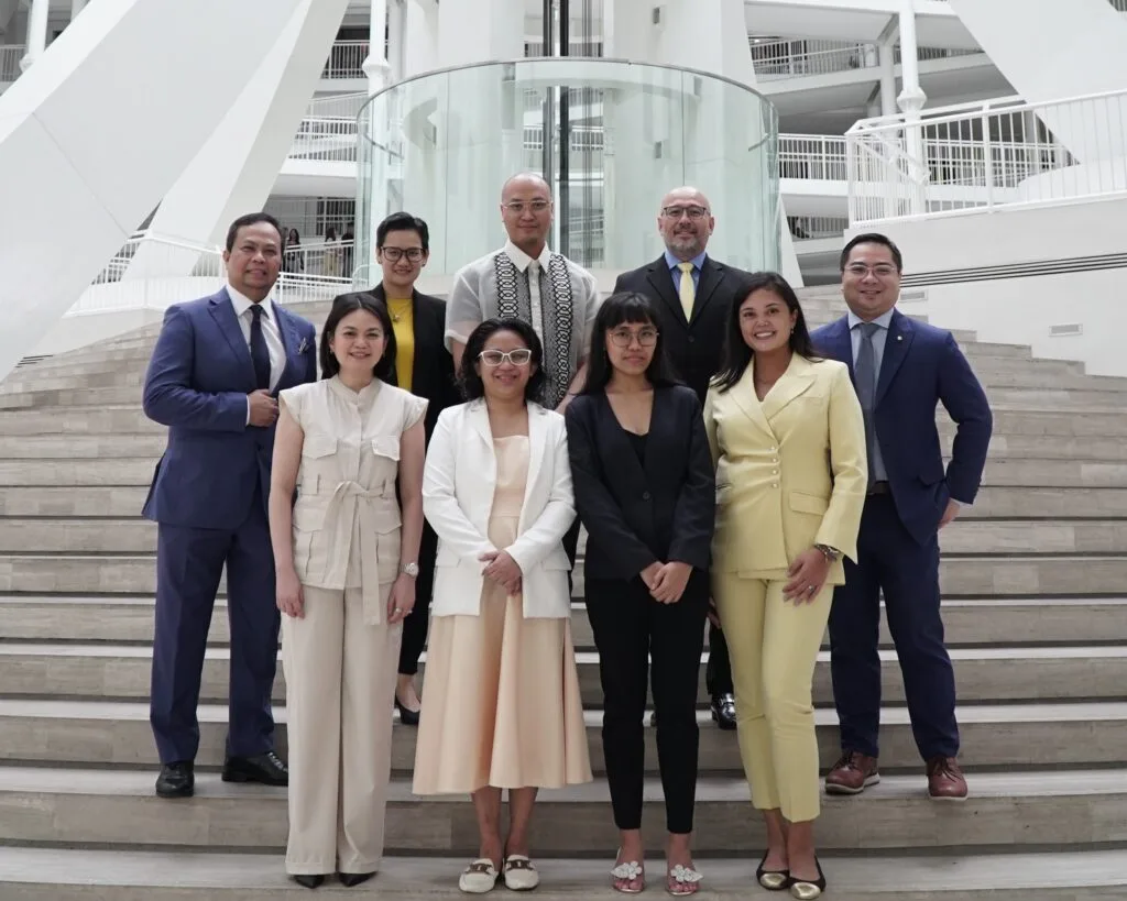 Left to right: (top row) Sun Life PH Chief Agency Officer Deo Orpilla, Sun Life PH Chief HR Officer Michelle Garcia, Deputy Director-General for Museums for the National Museum Jorell Legaspi, Sun Life of Canada (Philippines), Inc. President JJ Moreno, Sun Life PH Chief Strategy and Enablement Officer Aleister Cruz, (bottom row) Sun Life PH Chief Client Experience & Marketing Officer Carla Gonzalez-Chong, Odangputik Art Space Co-Founder and Lead Artist Ianna Engaño, Odangputik Art Space Co-Founder & Curator Lin Bajala, and Liter of Light Co-Founder and Board Director Ami Valdemoro.