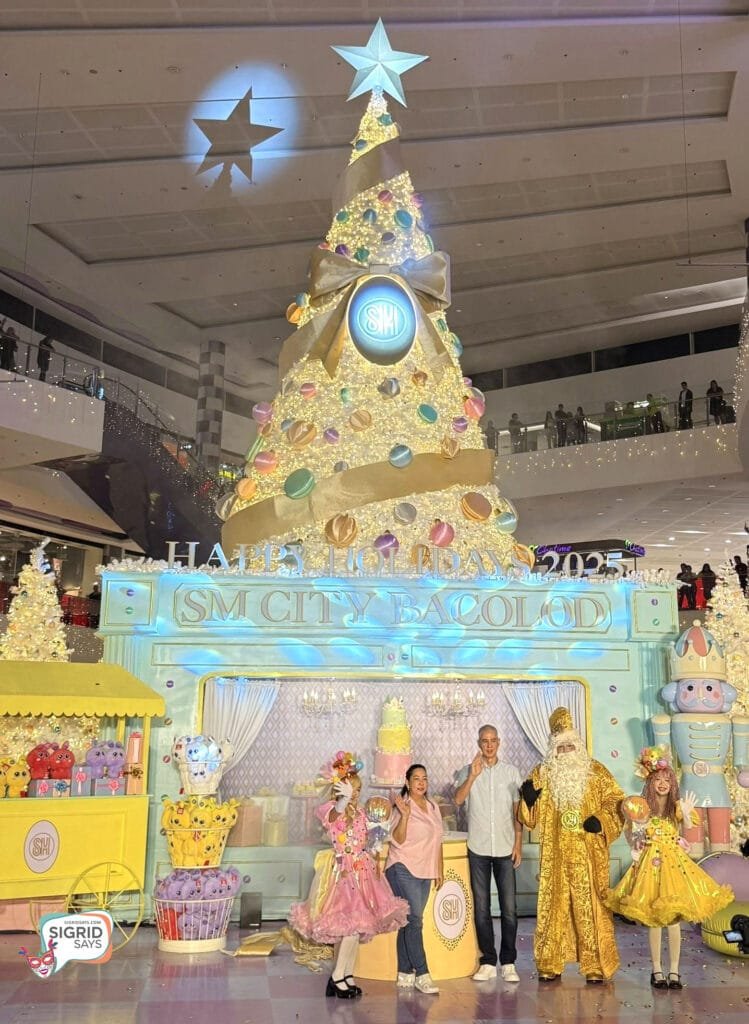 Negros Occidental Governor Bong Lacson and SM City Bacolod Mall Manager Julia Javellana led the Christmas tree lighting.