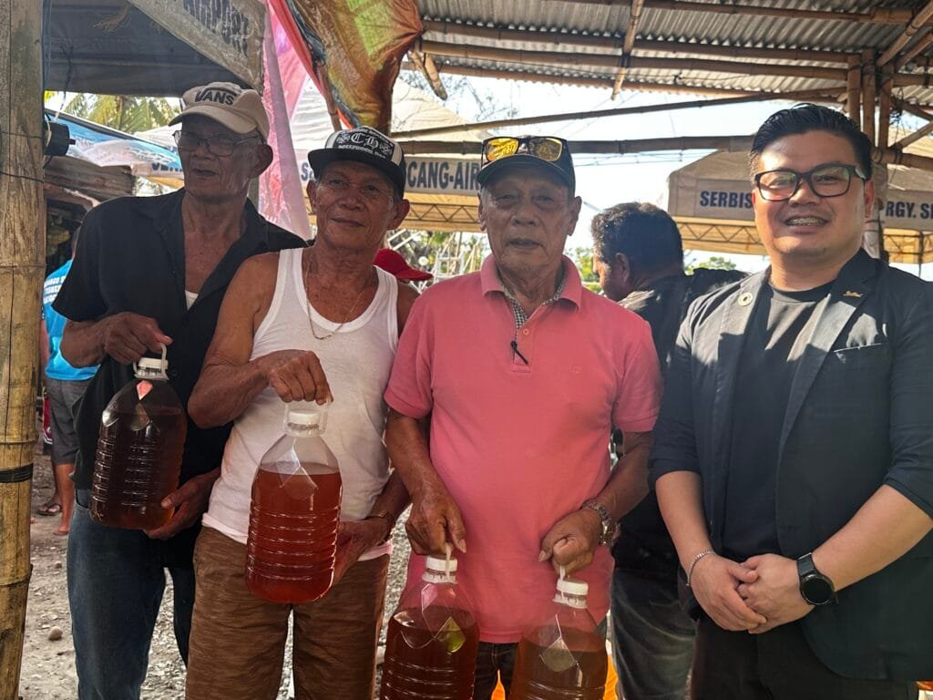 Beneficiaries of the Bio-diesel donation, together with Mr. Reljun Oloroso, Park Inn by Radisson Bacolod’s Director of People & Culture and Sustainability Champion.
